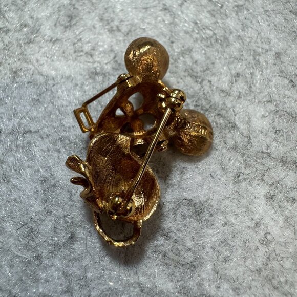 Vintage Avon Spectacular Mouse Brooch With Rhinestone Eyes  movable Glasses 1973 - Picture 3 of 5